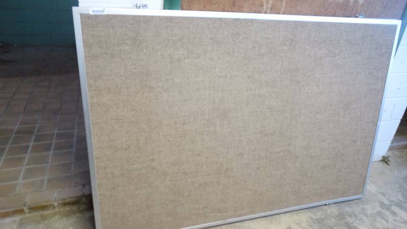 lot 404 image: Office space dividers.