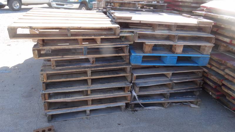 lot 412 image: Big lot of pallets, about 35.