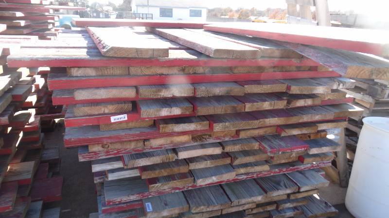 lot 415 image: Pallet of treated 2x10 old bleacher seats.
