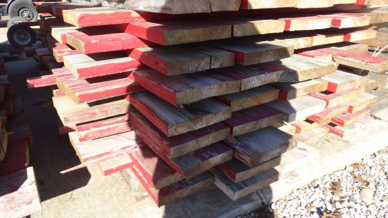lot 418 image: Pallet of treated 2x10 old bleacher seats.