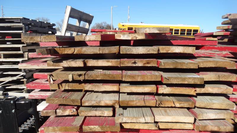 lot 419 image: Pallet of treated 2x10 old bleacher seats.