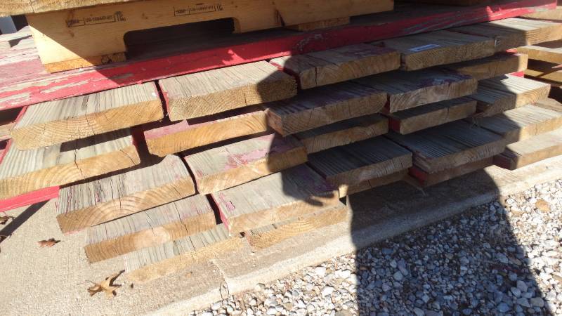 lot 420 image: Pallet of treated 2x10 old bleacher seats.