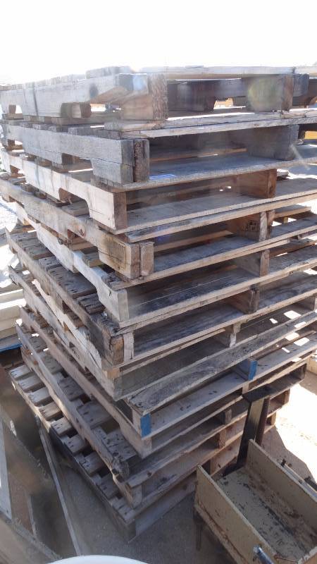 lot 421 image: Stack of 13 pallets.