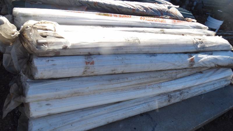 lot 424 image: White top locking fence slots.
