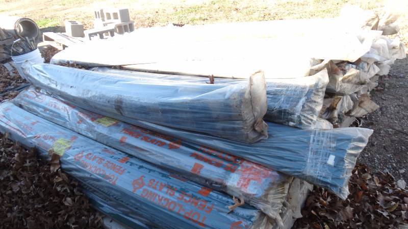 lot 425 image: Large lot of green top locking fence slats.