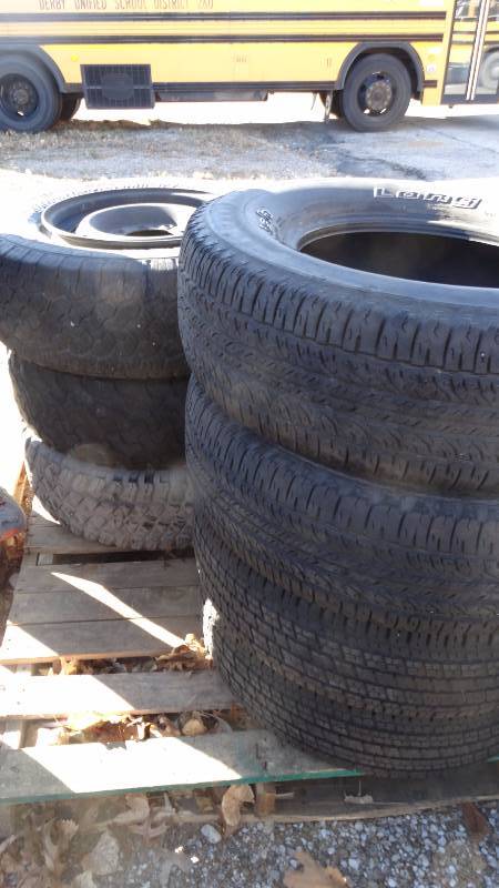 lot 433 image: Pallets of tires 22575  121181.