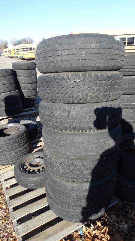 lot 438 image: Pallets of tires 22575.