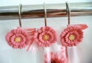 lot 50475 image: Twofishes 12 PCS Home Fashion Decorative Rust Proof Red Flower Shower Curtain Hooks