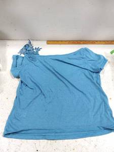 lot 53170 image: Blue Top, Large