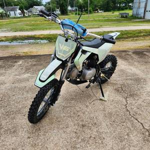 lot 546 image: New DB-V6 125cc Dirt Bike, Semi Auto, Kick Start, 155 (Green)