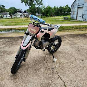 lot 547 image: New DB-V12 125CC Dirt Bike, 5 Speed Clutch, Kick Start, 165 (Red)