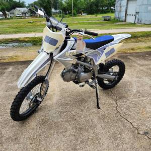 lot 545 image: New DB-Pentor MZK-58 125cc Dirt Bike, Clutch, Kick Start, 210 (Blue)