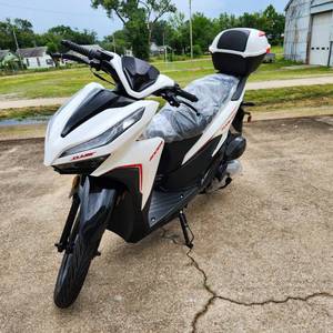 lot 551 image: New Clash 168cc EFI Scooter, Alloy Wheels, LED Light (White) 290