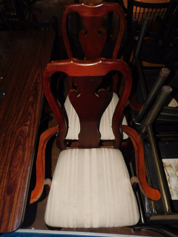 lot 18 image: Lot of 2 Dinning Height Chairs