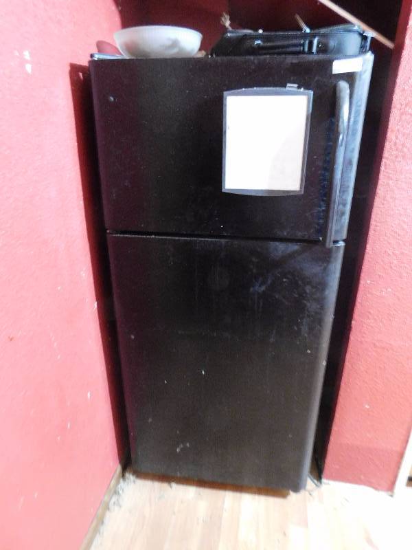 lot 31 image: General Electronics Refrigerator