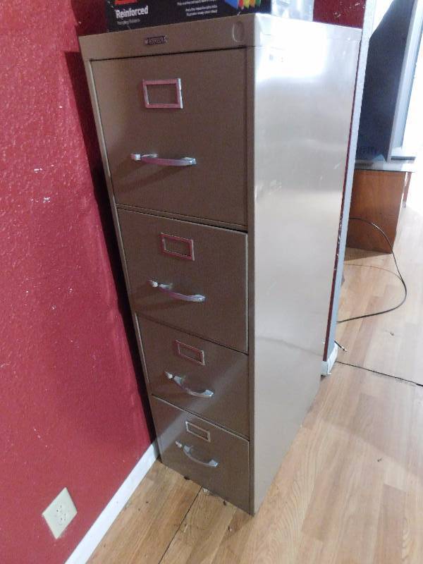 lot 32 image: Lot of 2 Filing Cabinets