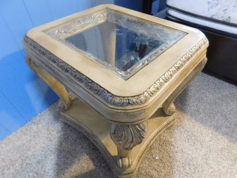 lot 35 image: 2 End Tables