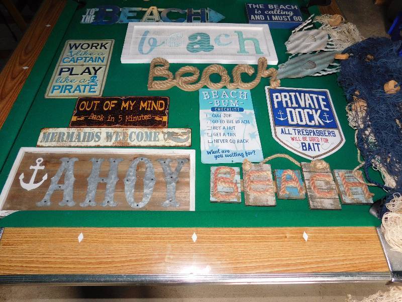 lot 233 image: Lot of Beach Decor