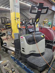 lot 27934 image: CROWN Model 4500-60  24V Pallet Jack  RUNS