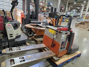 lot 27936 image: Toyota Model 8HBE30 Electric Pallet Jack  RUNS