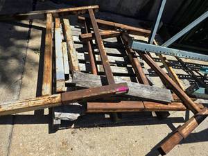 lot 31892 image: 2 Metal Racks