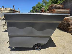 lot 31904 image: Commercial Industrial Trash Can
