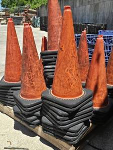 lot 31915 image: (10) 28in Construction Cones
