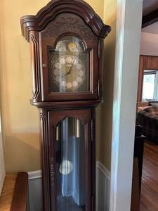 lot 702 image: Vintage 1978 Howard Miller Grandfather Clock