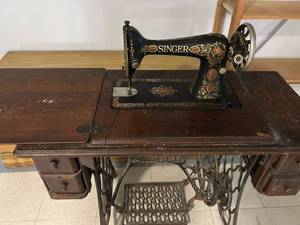 lot 710 image: Antique Singer Threadle Sewing Machine in oak table