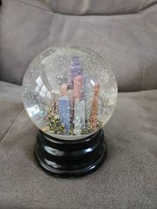 lot 4367 image: Skyline Snowglobe