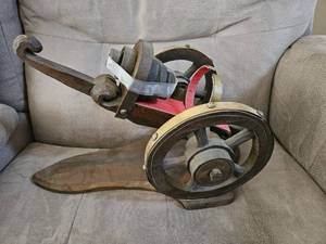 lot 4377 image: Wood Cannon Wine Bottle Holder