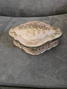 lot 4379 image: Glass Jewelry Box