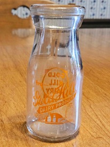 lot 4278 image: Vintage Gold Hill Dairy Jar