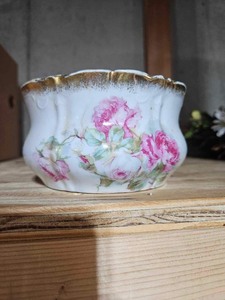 lot 4283 image: Antique Glass Bowl