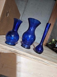 lot 4287 image: Set of 3 Blue Glass Vases