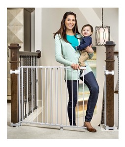lot 2982083 image: Regalo 2-in-1 Stairway and Hallway Wall Mounted Baby Gate, Bonus Kit, Includes Banister and Wall Mounting Kit