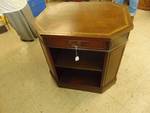 Heritage Henreden Mahogany end table with drawer and Leatherette top