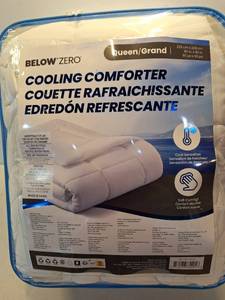 lot 1739 image: BELOW ZERO Queen Size Cooling Comforter. 90 in. x 90 in.