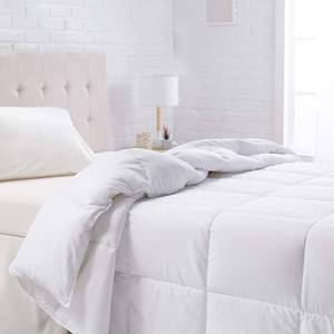 lot 60657 image: Amazon Basics White Down Alternative Comforter and Duvet Insert with Corner Tabs (King, All-Season)