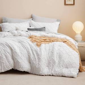 lot 42627 image: Bedsure King Size Comforter Set - White Comforter, Boho Tufted Shabby Chic Bedding Comforter Set, 3 Pieces Vintage Farmhouse Bed Set for All Seasons, Fluffy Soft Bedding Set with 2 Pillow Shams