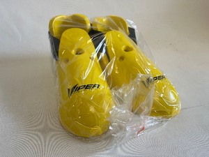 lot 40 image: BOX of 10 VIPER YELLOW KICKING SAFETY GEAR (CHILD L)