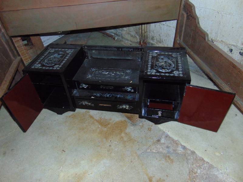 lot 8000 image: Black Lacquer mother of pearl abalone inlay floor desk, 39-12 x 14-12 x 16 tall