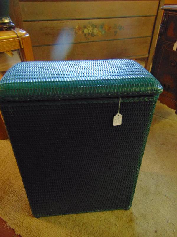 lot 8007 image: Green Wicker Style Hamper, 20 x 11 x 25