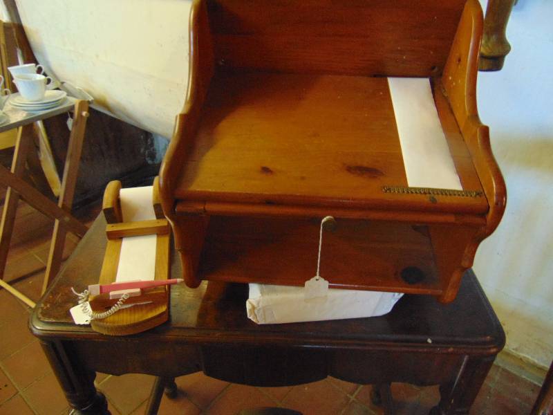lot 8028 image: Wooden wall mount phone caddy with key hooks and wooden memo pad holder