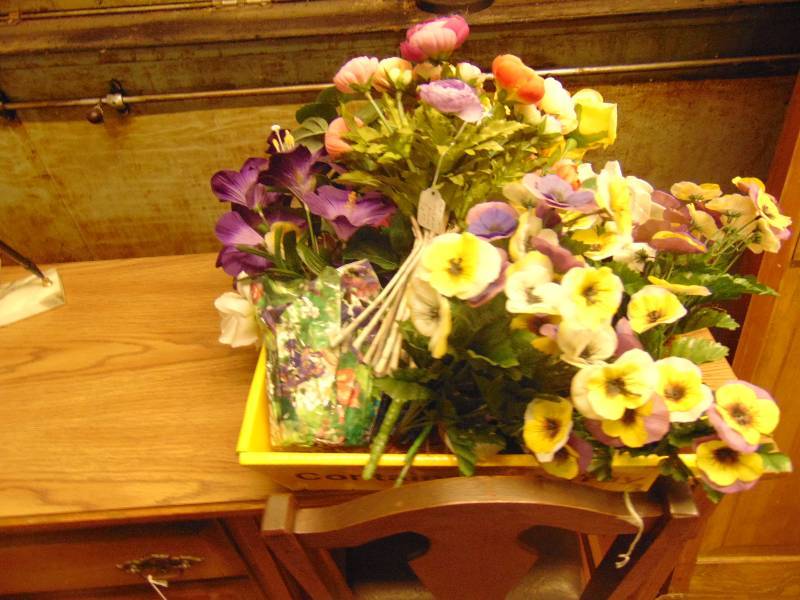 lot 8041 image: Large lot of artificial flowers