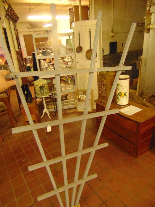 lot 8052 image: Wooden trellis, 6 tall