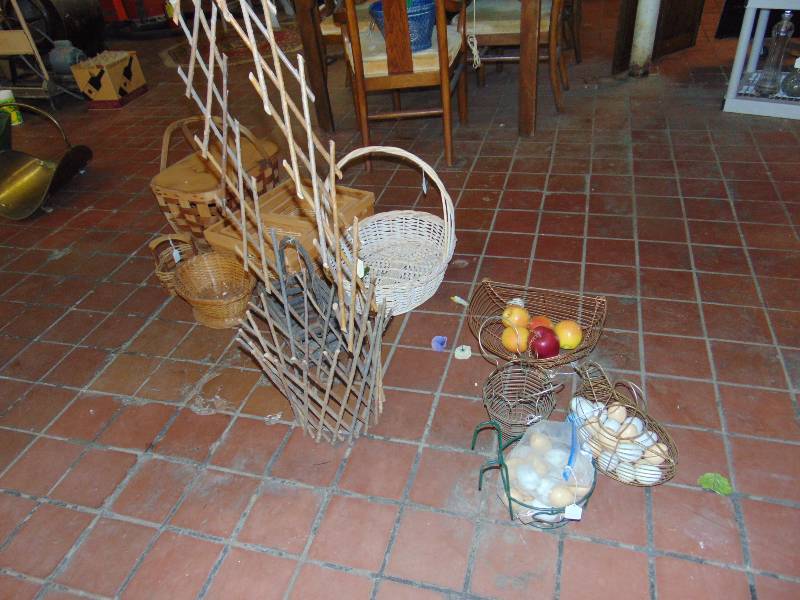 lot 8098 image: 14 ct lot baskets various sizes