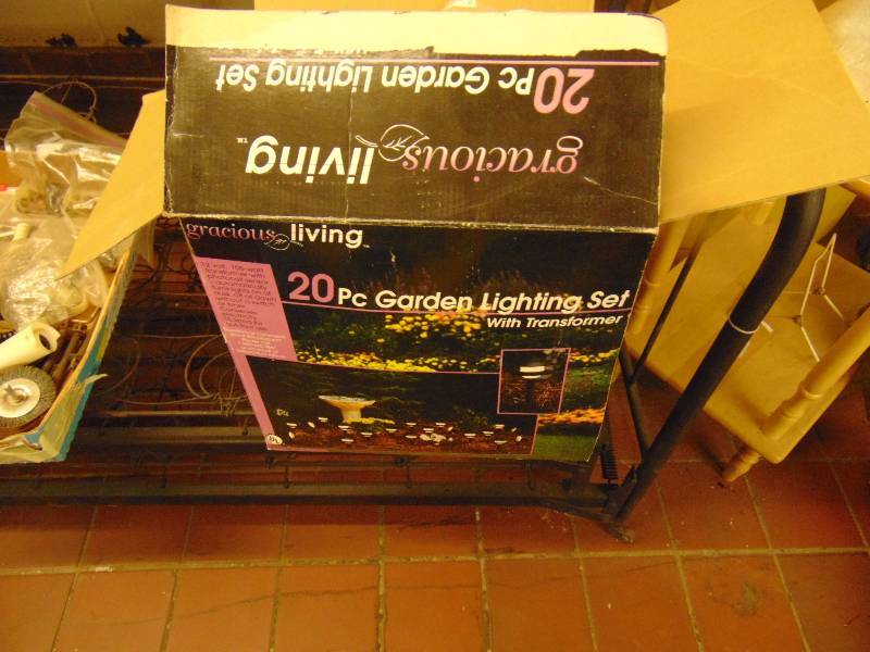lot 8110 image: 20 piece Garden Lighting set with transformer