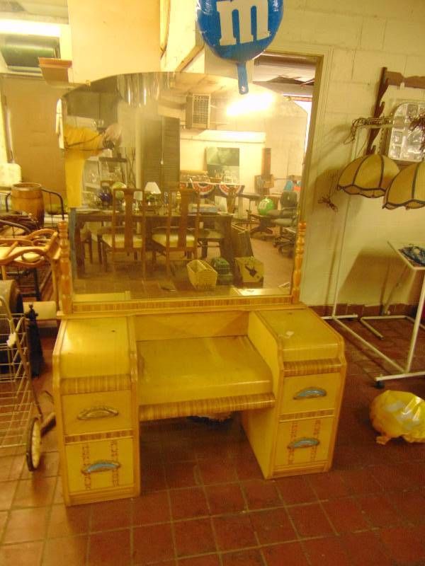 lot 8121 image: Retro Wooden dresser with veneer inlay and mirror