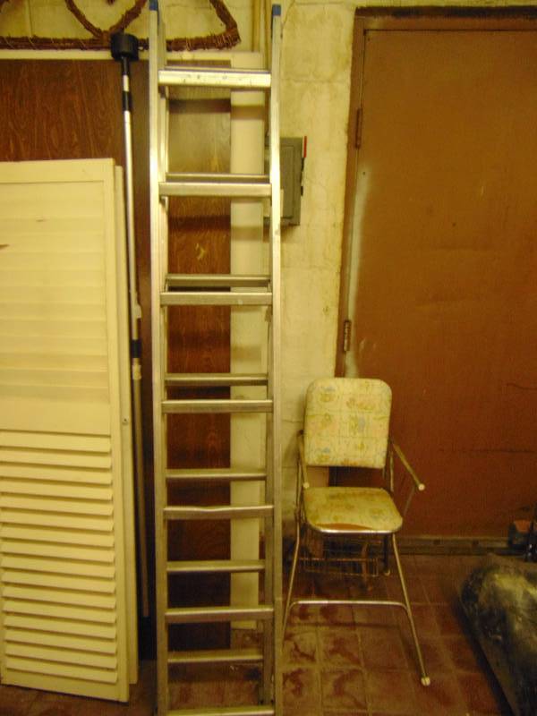 lot 8122 image: Aluminum Ladder
